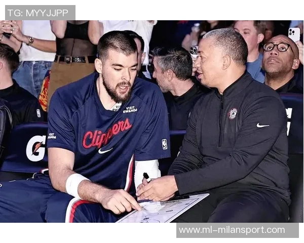 卢指导调整战术下半场祖巴茨首发应对绿军防科林斯