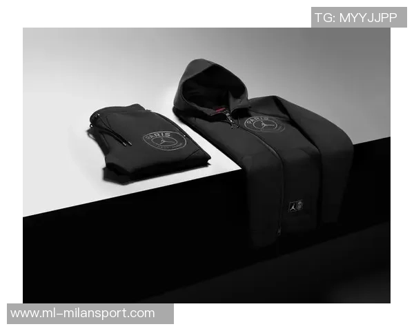 巴黎新赛季第四款球衣发布黑色主调搭配炭灰与玫瑰色渐变设计